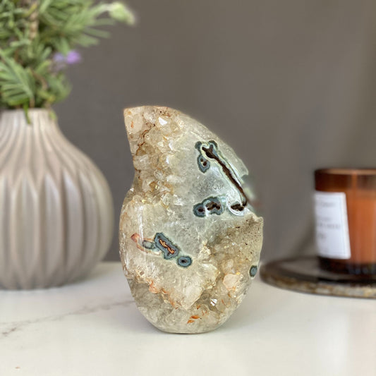 Agate and quartz flame, decor with crystals