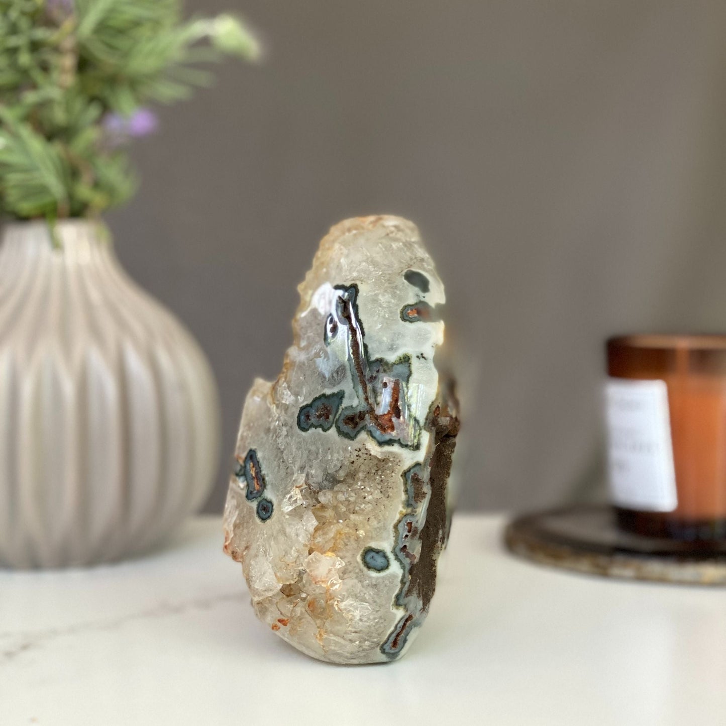 Agate and quartz flame, decor with crystals