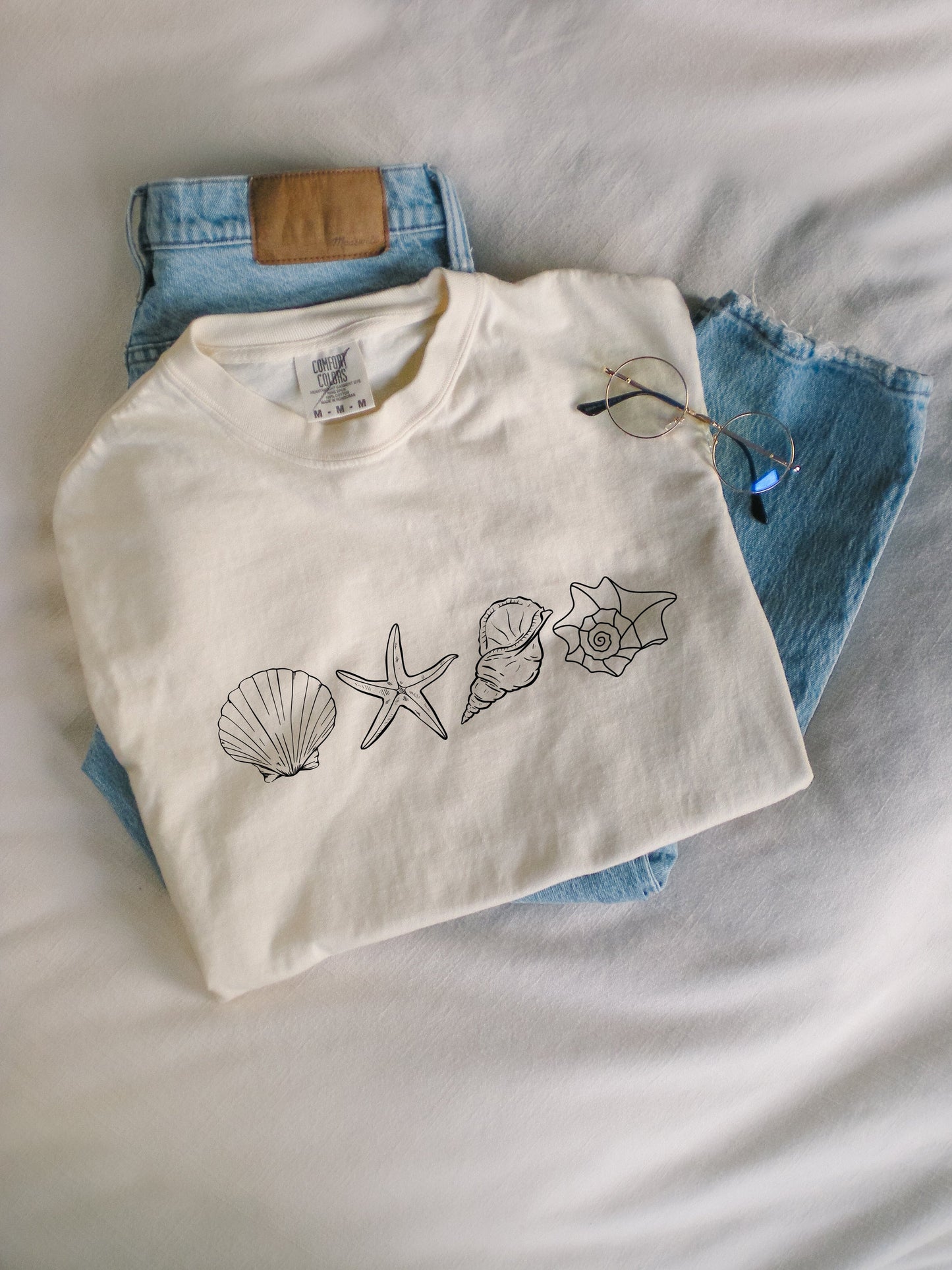Seashell & Starfish Beach Comfort Colors T-Shirt – Summer Vacation Nature Camping & Hiking Graphic Tee